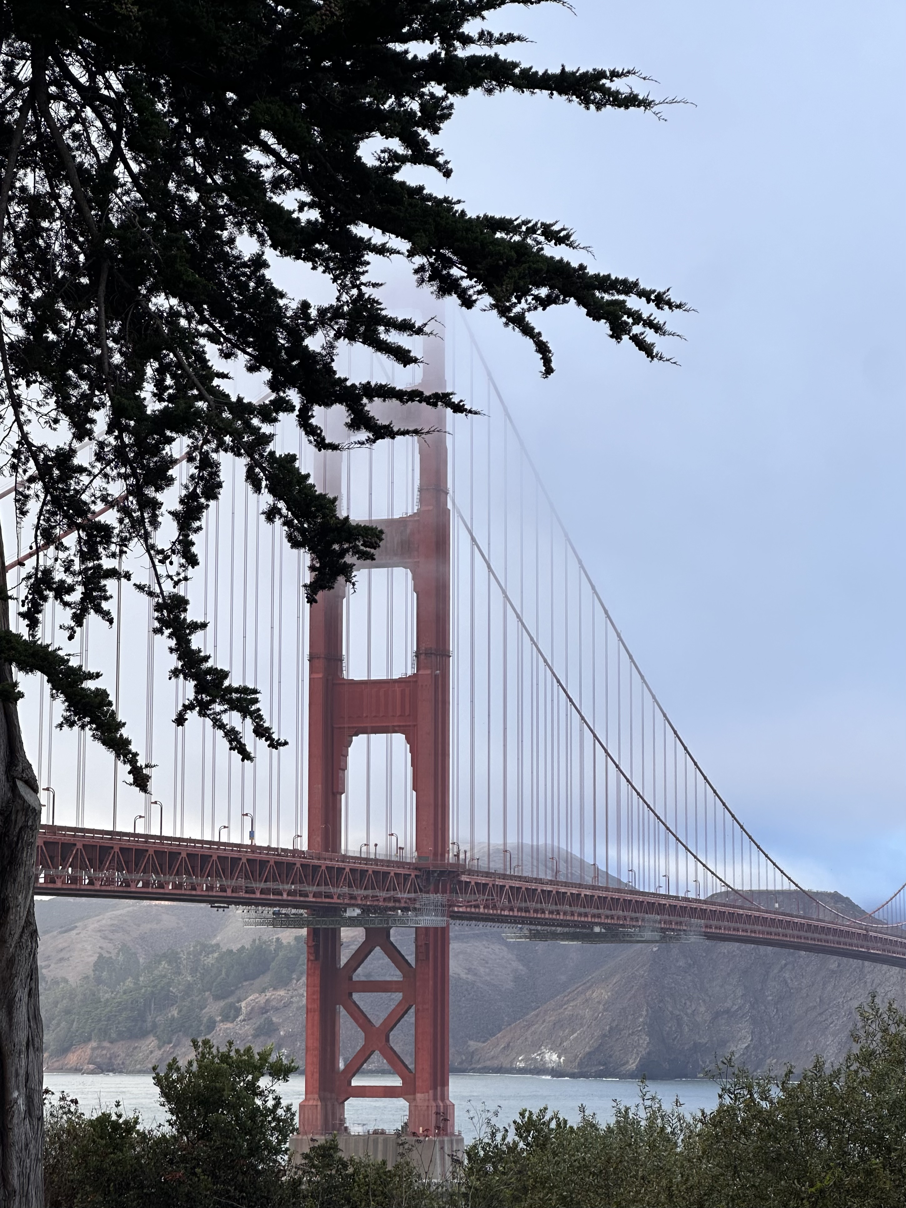 A picture of the Golden gate bridge in San Francisco